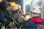 上海洋山港海事局凌晨完成“生命接力”
