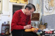 葫芦雕刻匠人“绘”新韵：方寸之间 精琢“福禄”