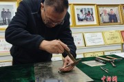 探访国家级非遗杜氏刻铜：以刀为笔 錾刻光阴