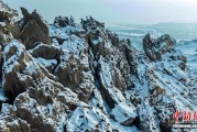 新疆托克逊怪石林雪后着素装 银白黛黑宛如天然画卷
