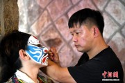 两岸青年切磋家将脸谱绘制技艺