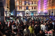 上海多个地标迎来跨年大客流
